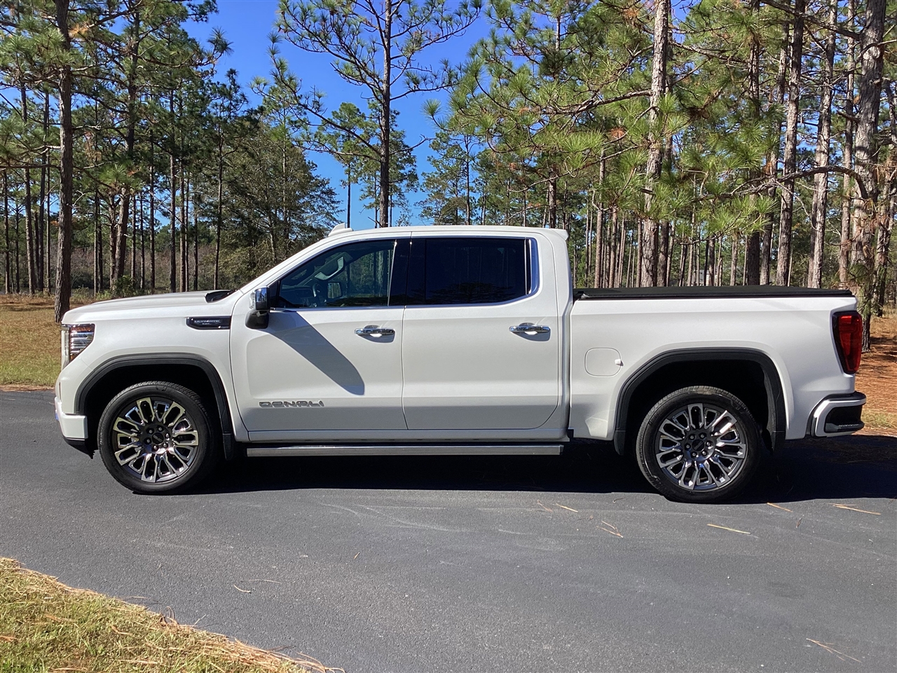 GMC Sierra 1500 4WD Crew Cab 147" Denali Ultimate 2023