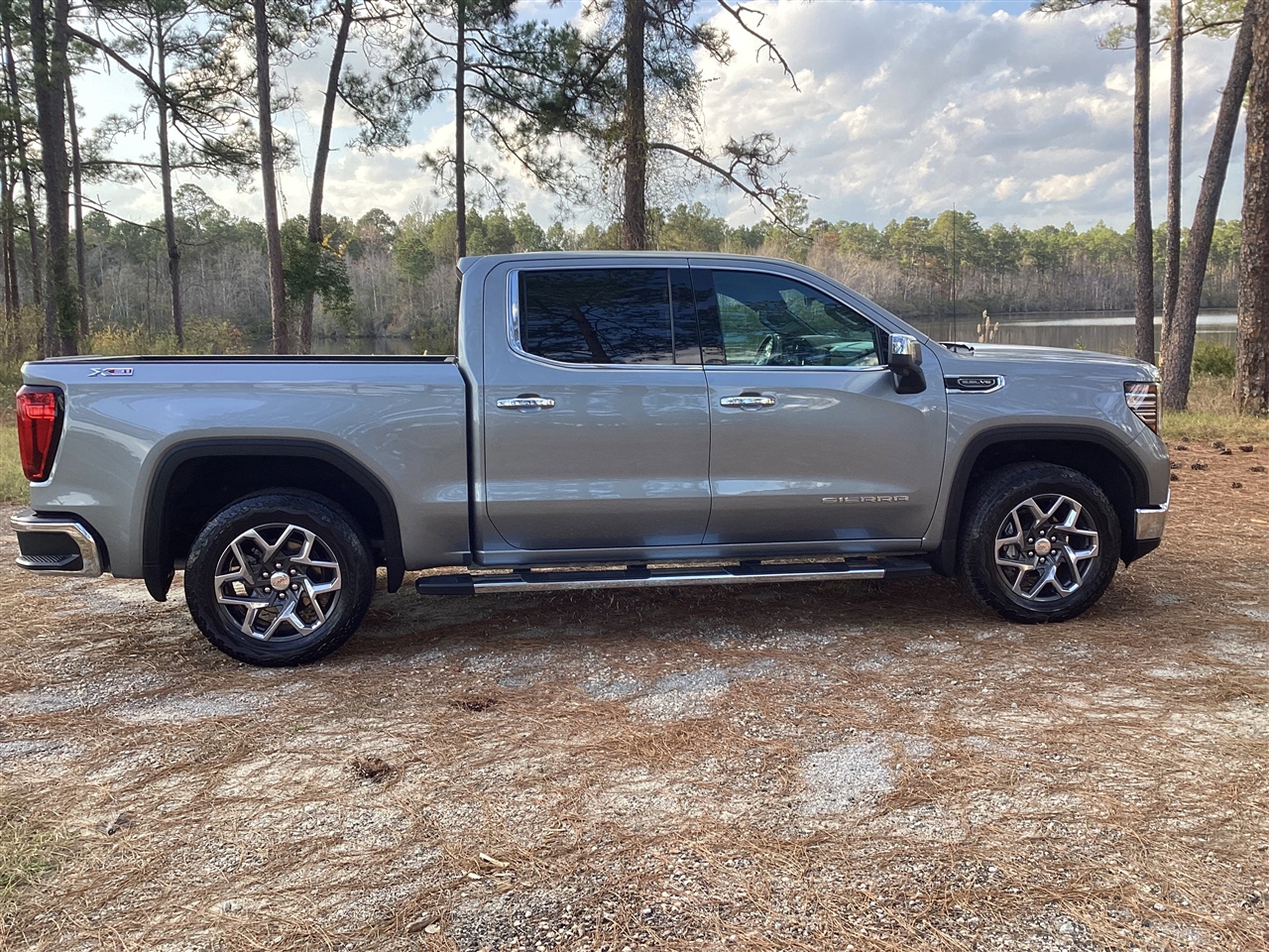 GMC Sierra 1500 4WD Crew Cab 147" SLT 2024