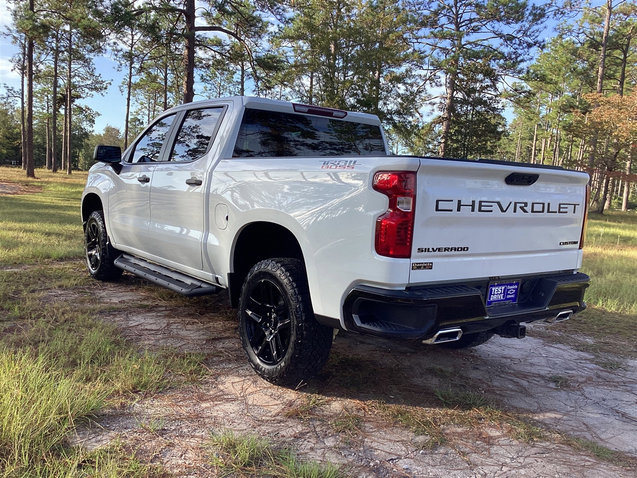 Chevrolet Silverado 1500 4WD Crew Cab 147" Custom Trail Boss 2024