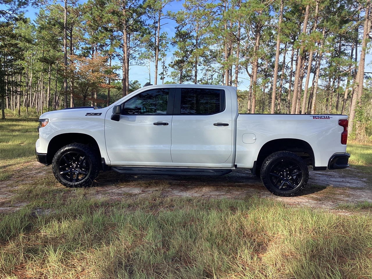 Chevrolet Silverado 1500 4WD Crew Cab 147" Custom Trail Boss 2024