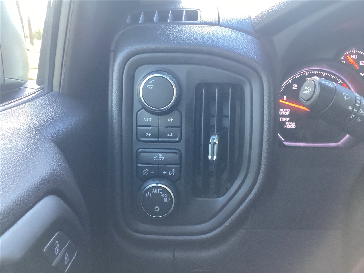 Chevrolet Silverado 1500 4WD Crew Cab 147" Custom Trail Boss 2024