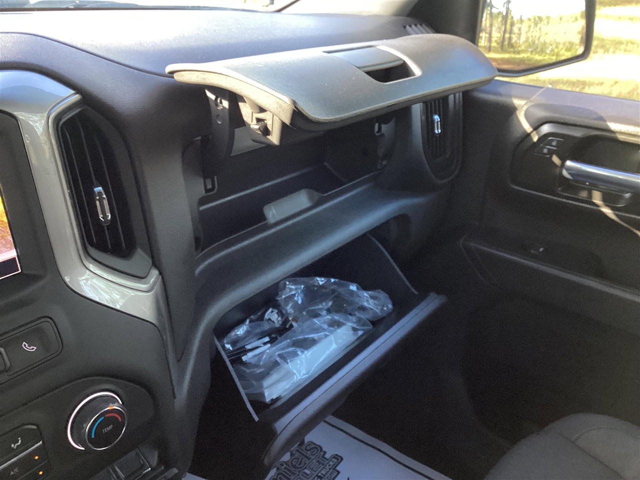 Chevrolet Silverado 1500 4WD Crew Cab 147" Custom Trail Boss 2024