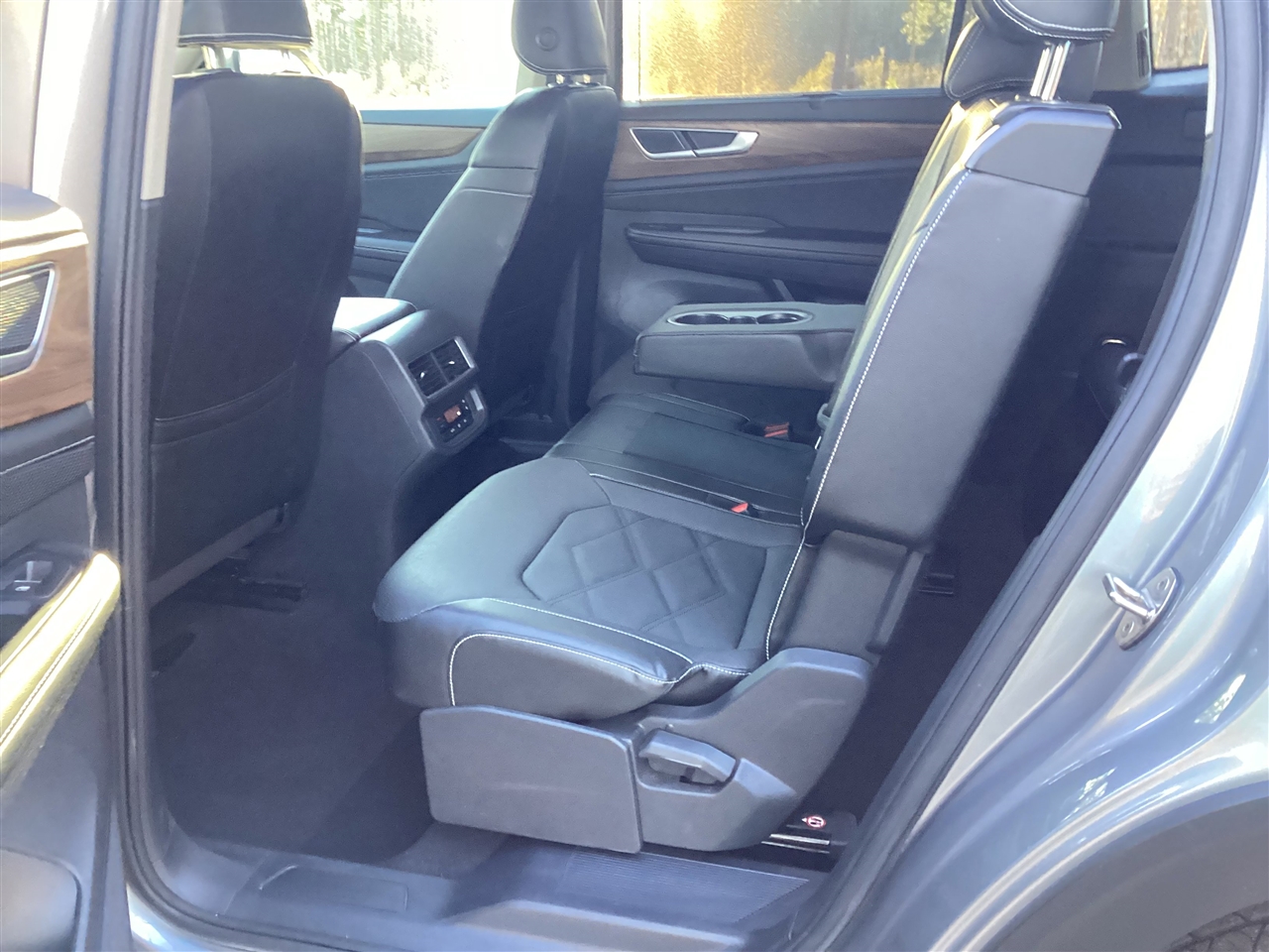 Volkswagen Atlas 2.0T SE w/Technology FWD 2024