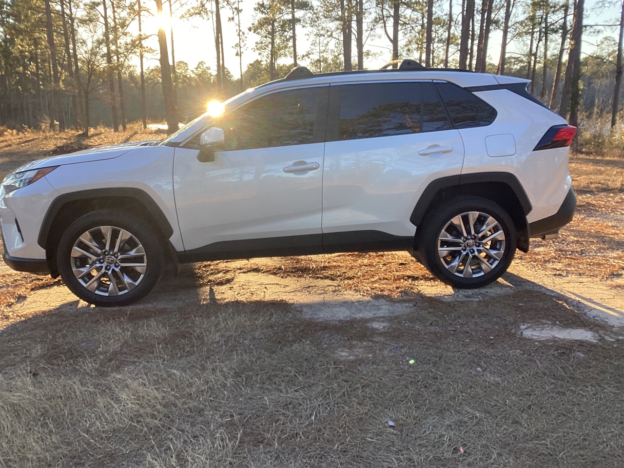 Toyota RAV4 XLE Premium FWD (Natl) 2025