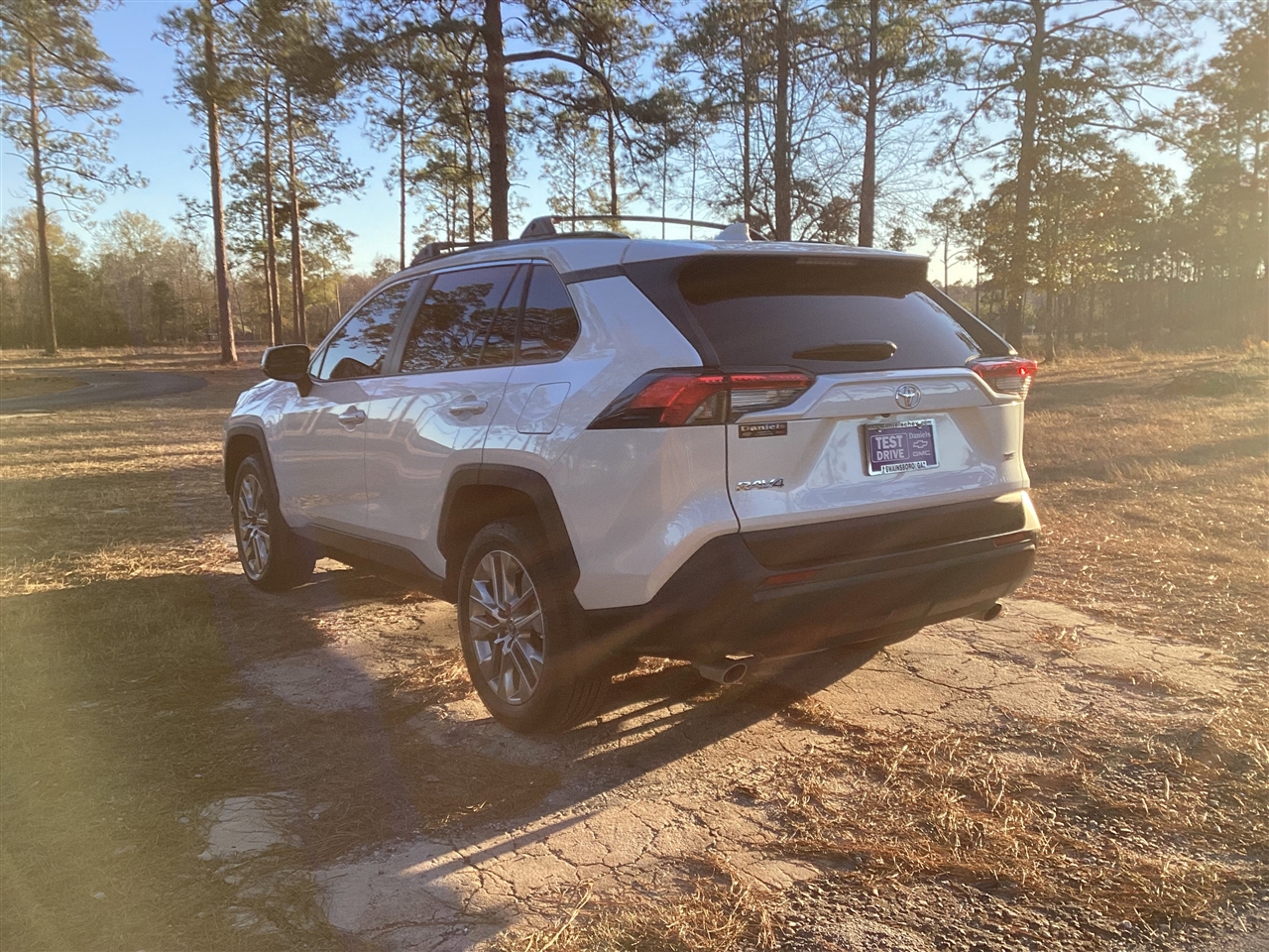 Toyota RAV4 XLE Premium FWD (Natl) 2025