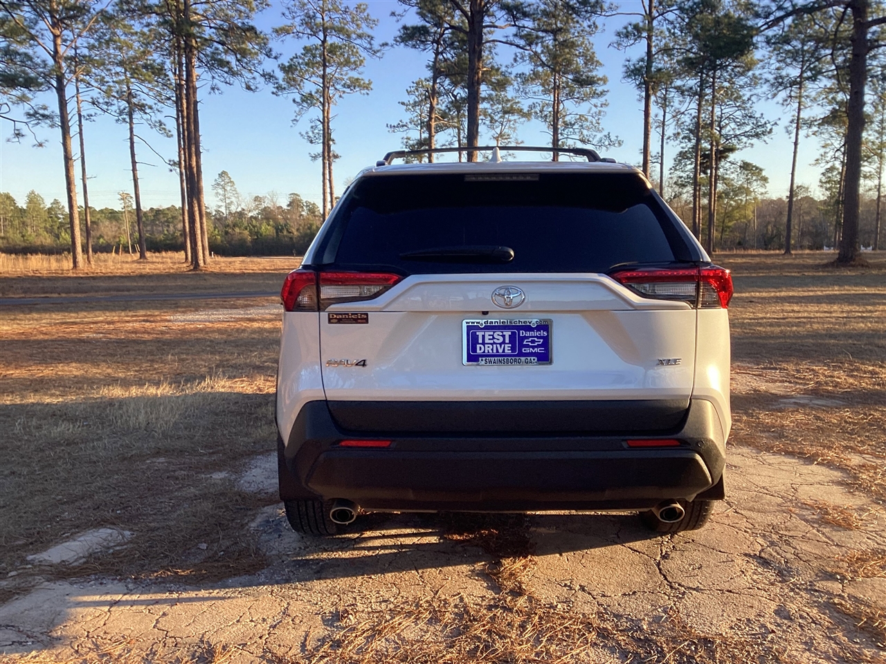 Toyota RAV4 XLE Premium FWD (Natl) 2025