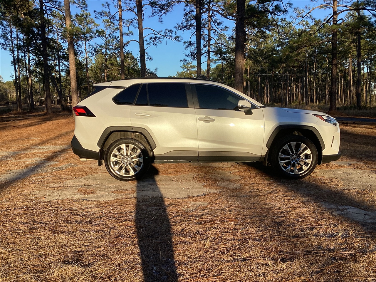 Toyota RAV4 XLE Premium FWD (Natl) 2025