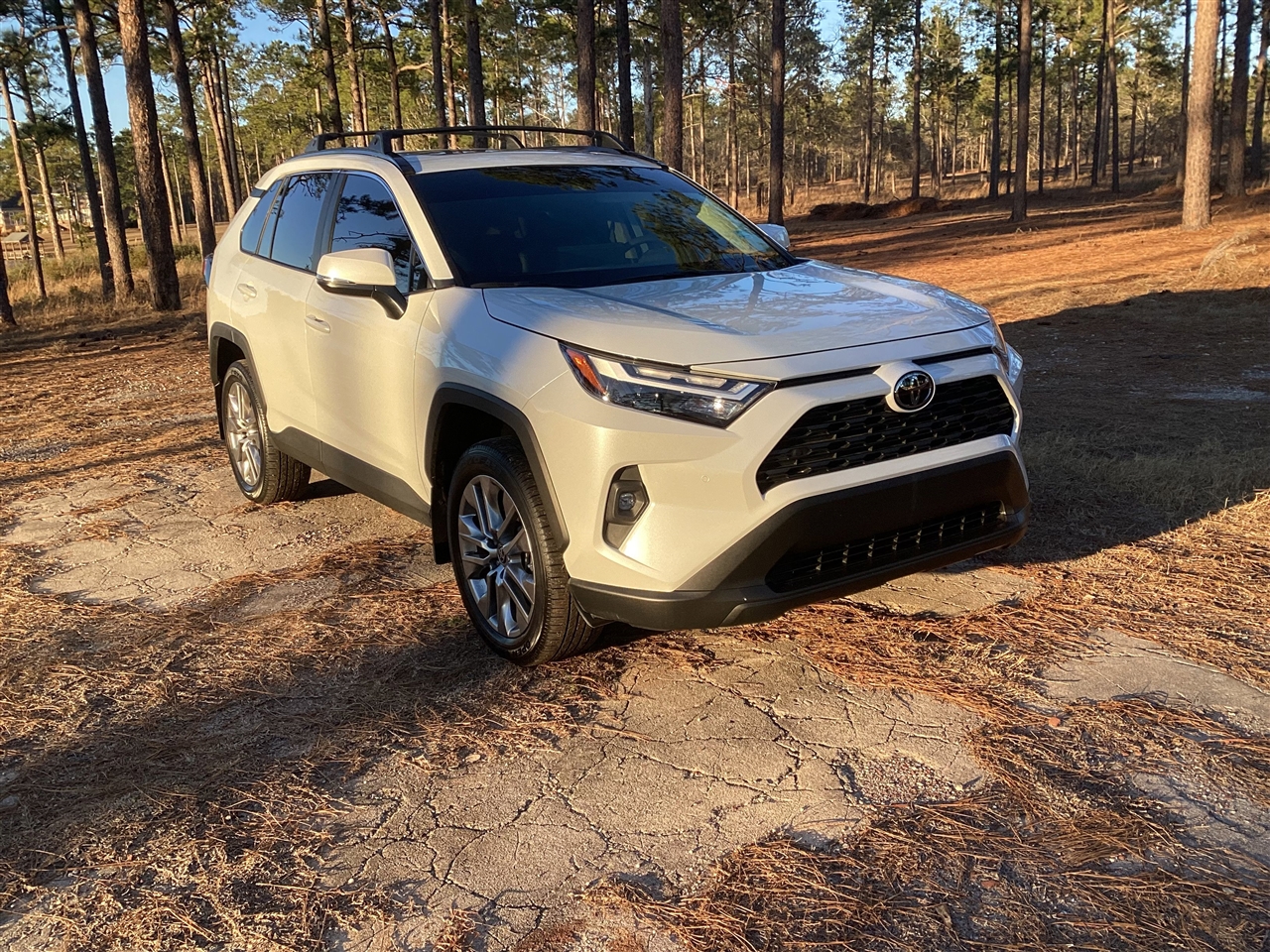 Toyota RAV4 XLE Premium FWD (Natl) 2025