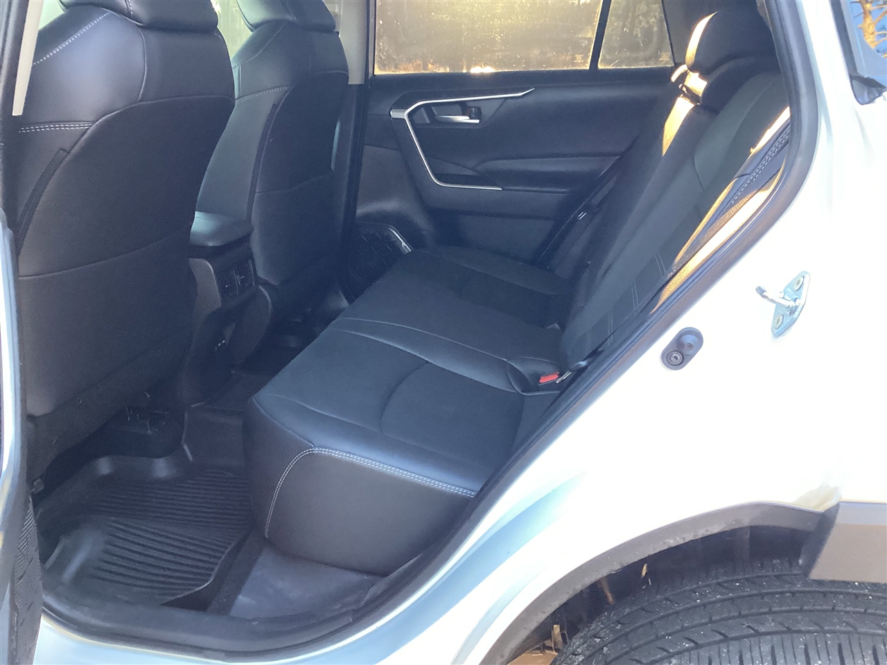 Toyota RAV4 XLE Premium FWD (Natl) 2025