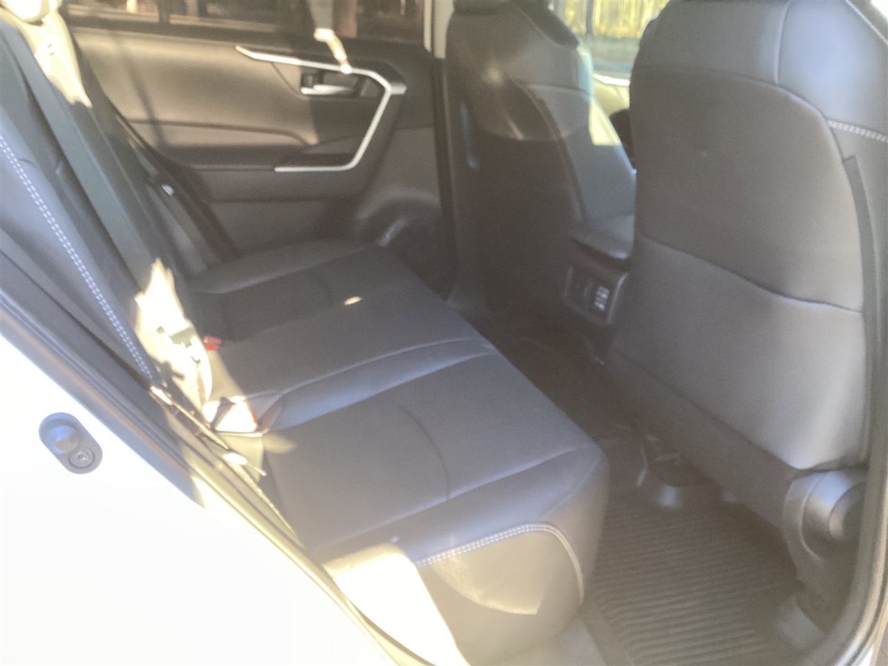 Toyota RAV4 XLE Premium FWD (Natl) 2025