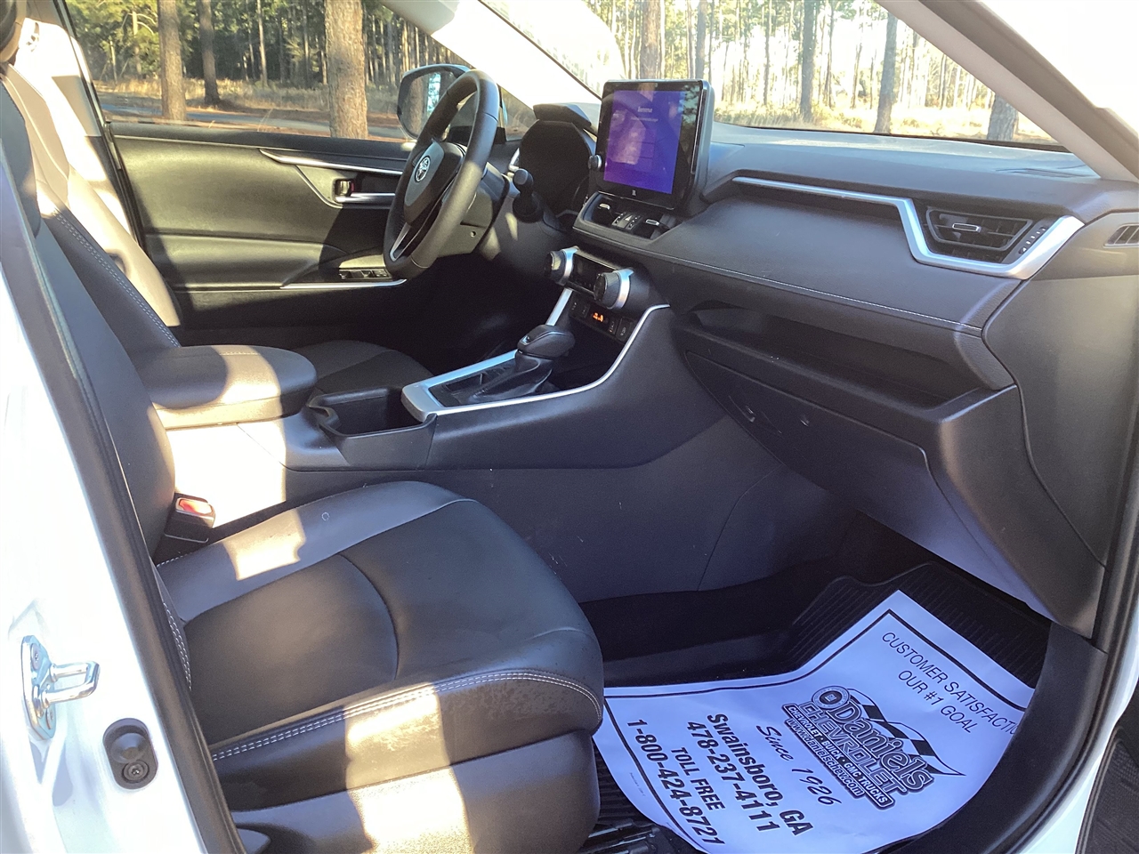 Toyota RAV4 XLE Premium FWD (Natl) 2025