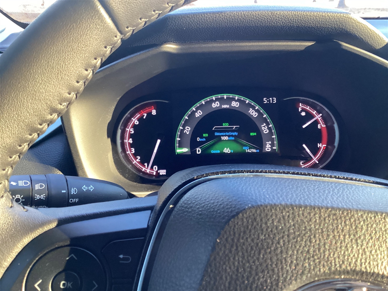 Toyota RAV4 XLE Premium FWD (Natl) 2025