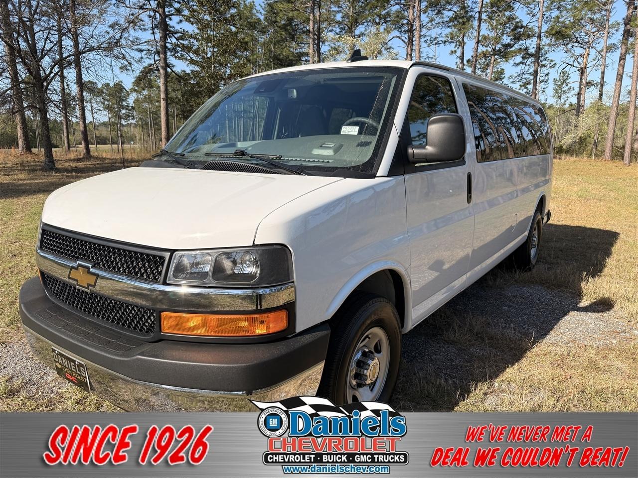 2025 Chevrolet Express Passenger RWD 3500 155" LT