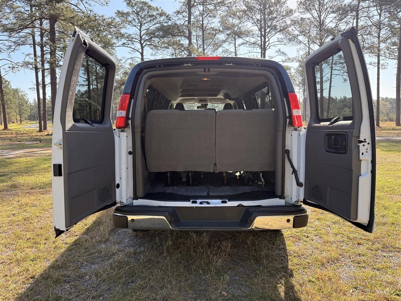 Chevrolet Express Passenger RWD 3500 155" LT 2025