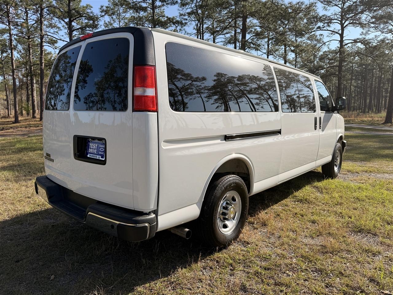 Chevrolet Express Passenger RWD 3500 155" LT 2025