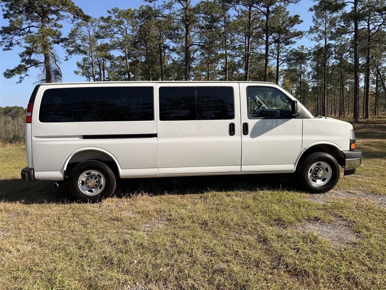 Chevrolet Express Passenger RWD 3500 155" LT 2025
