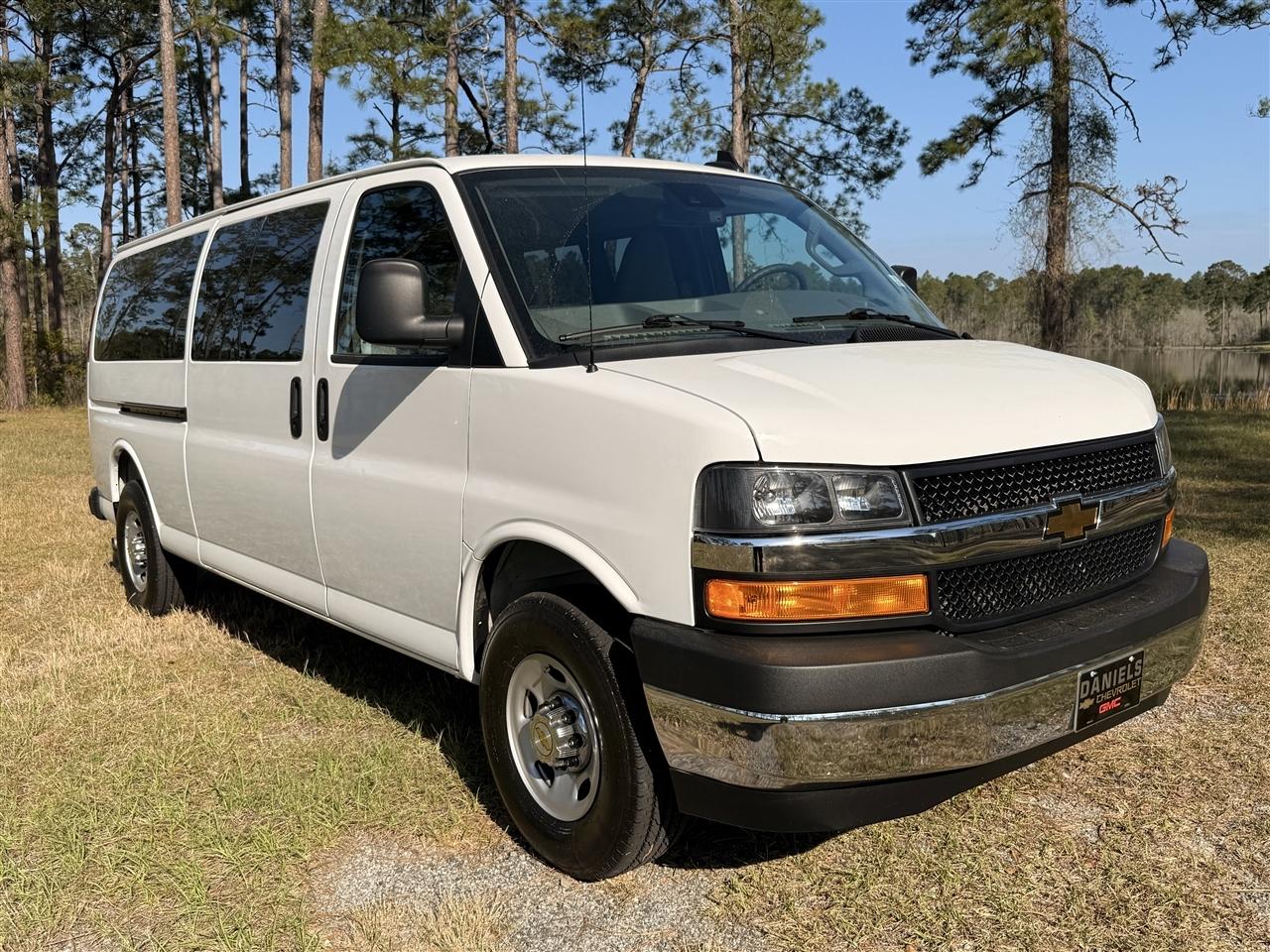 Chevrolet Express Passenger RWD 3500 155" LT 2025