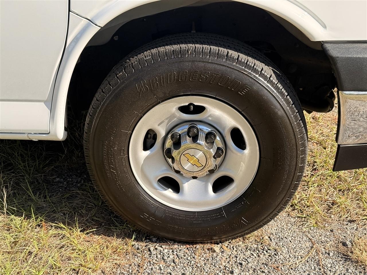 Chevrolet Express Passenger RWD 3500 155" LT 2025