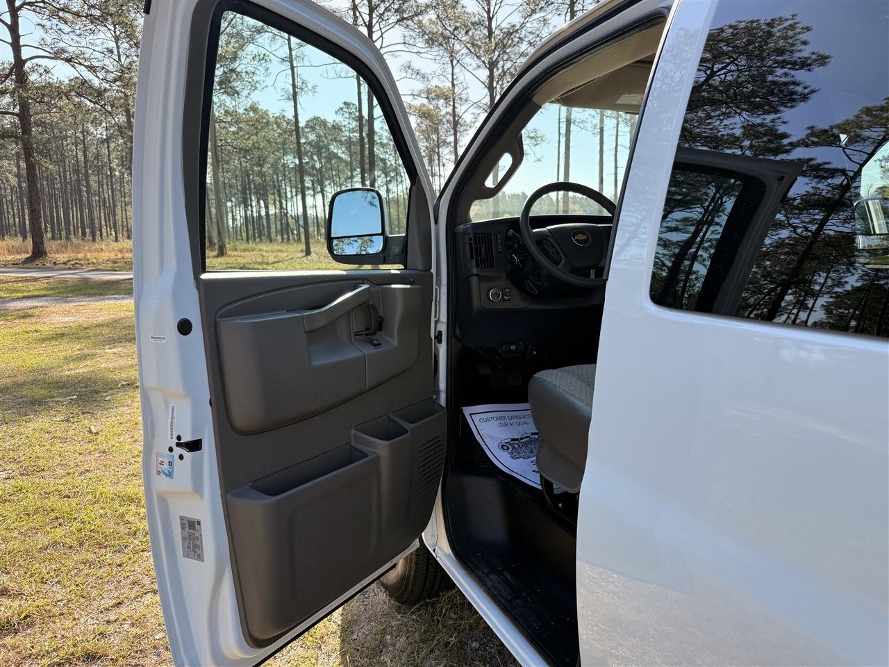 Chevrolet Express Passenger RWD 3500 155" LT 2025