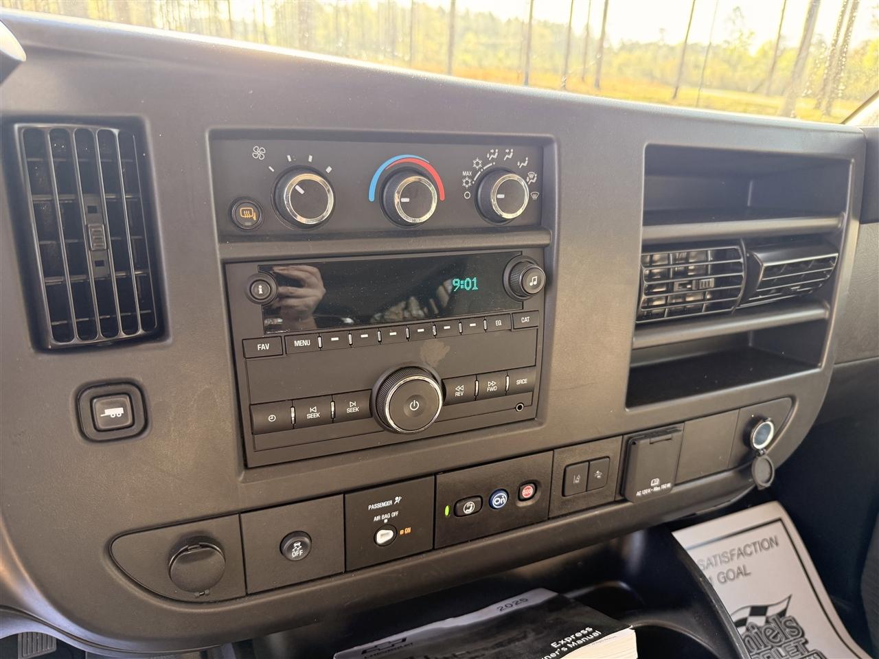 Chevrolet Express Passenger RWD 3500 155" LT 2025