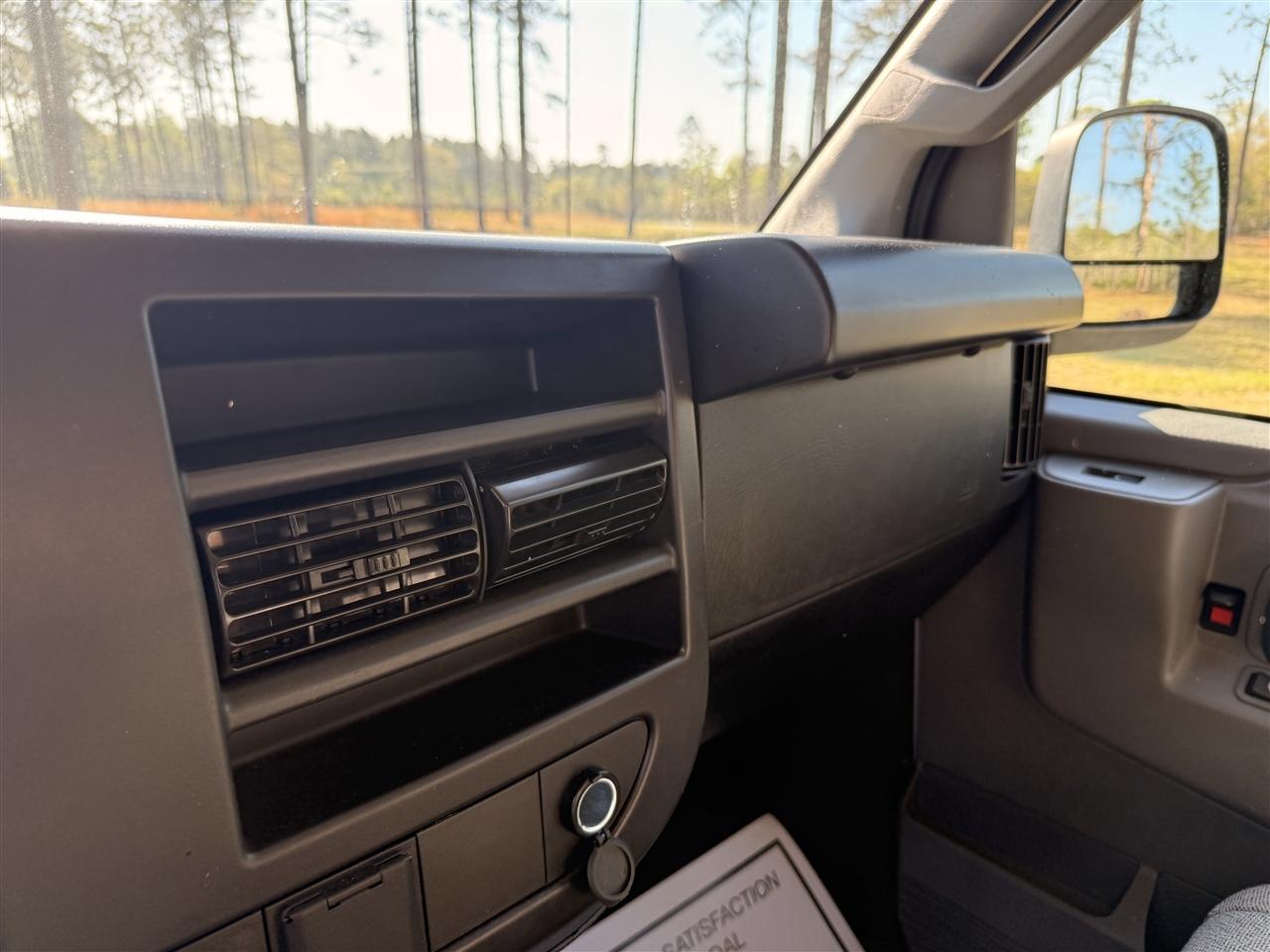 Chevrolet Express Passenger RWD 3500 155" LT 2025