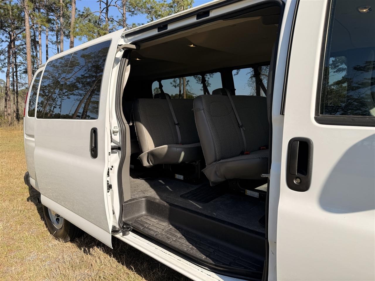 Chevrolet Express Passenger RWD 3500 155" LT 2025