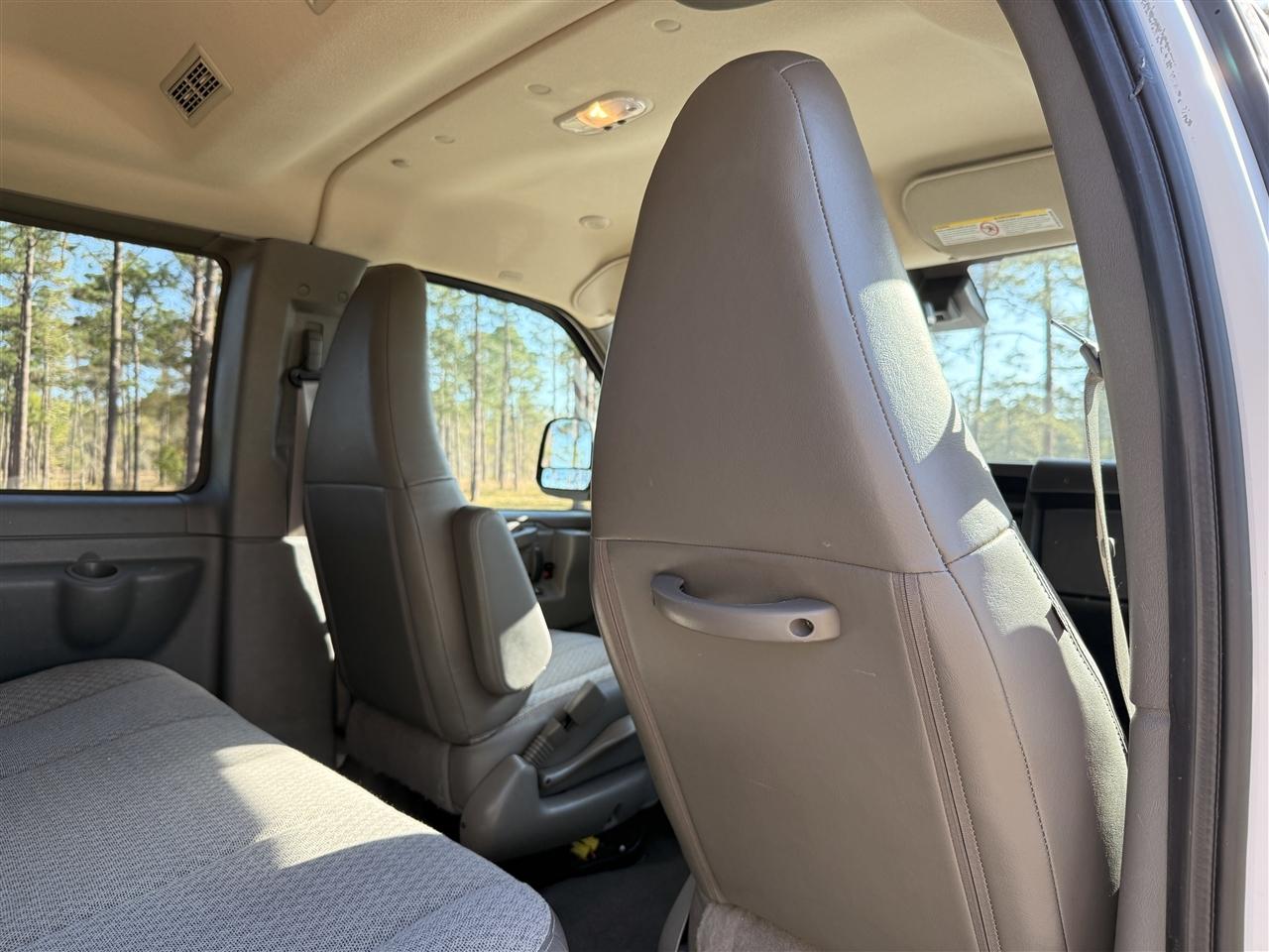 Chevrolet Express Passenger RWD 3500 155" LT 2025