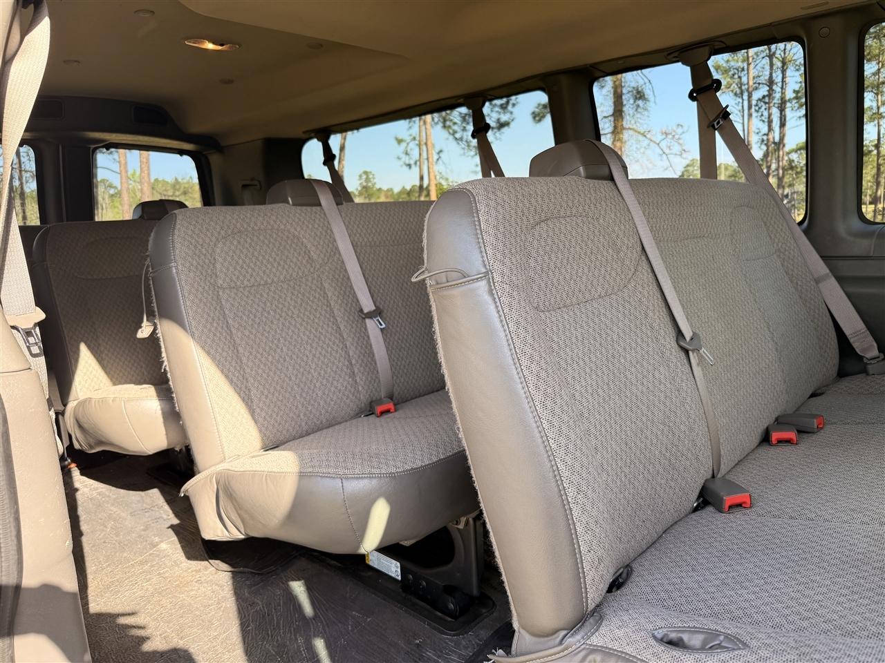 Chevrolet Express Passenger RWD 3500 155" LT 2025