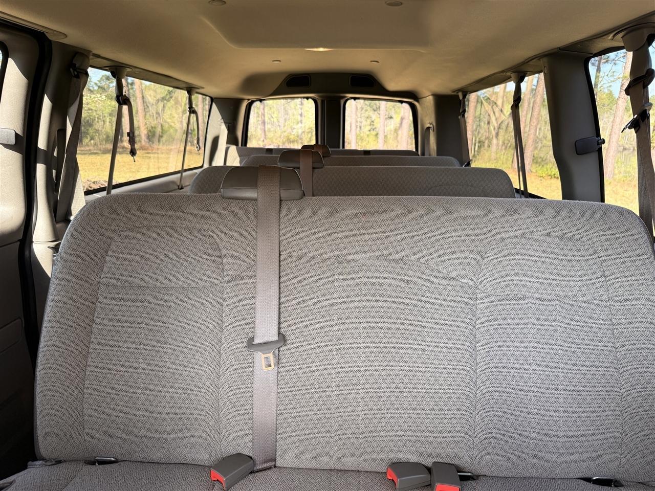 Chevrolet Express Passenger RWD 3500 155" LT 2025