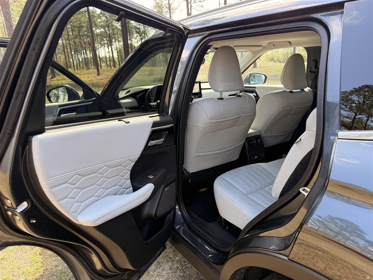 Mitsubishi Outlander Platinum Edition S-AWC 2025