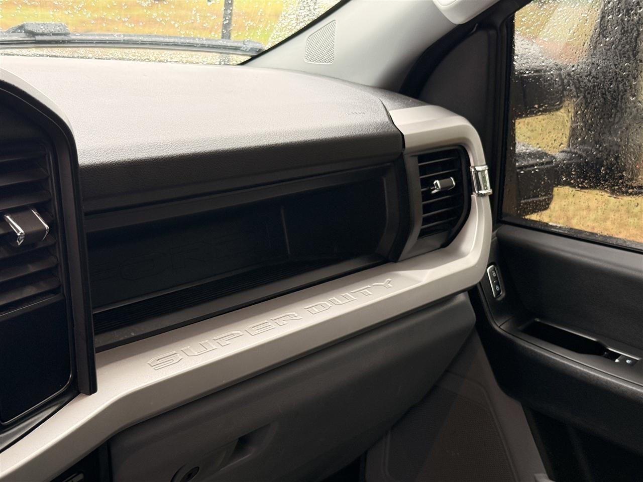 Ford Super Duty F-350 DRW King Ranch 4WD Crew Cab 8' Box 2025