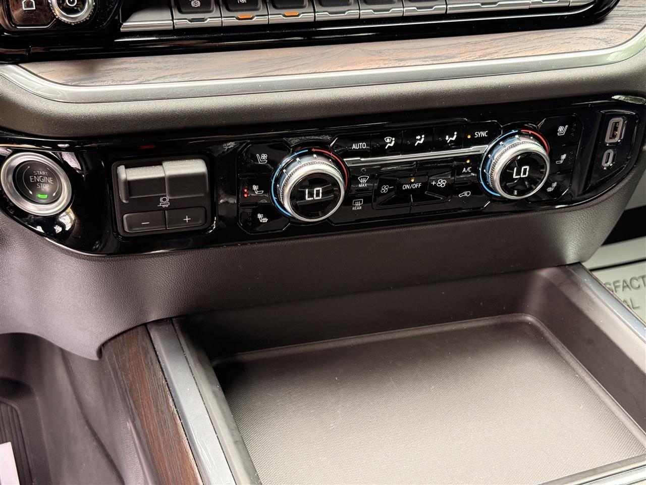 GMC Sierra 3500HD 4WD Crew Cab 159" SLT 2025