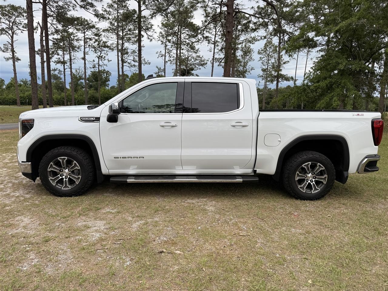 GMC Sierra 1500 4WD Crew Cab 147" SLE 2023