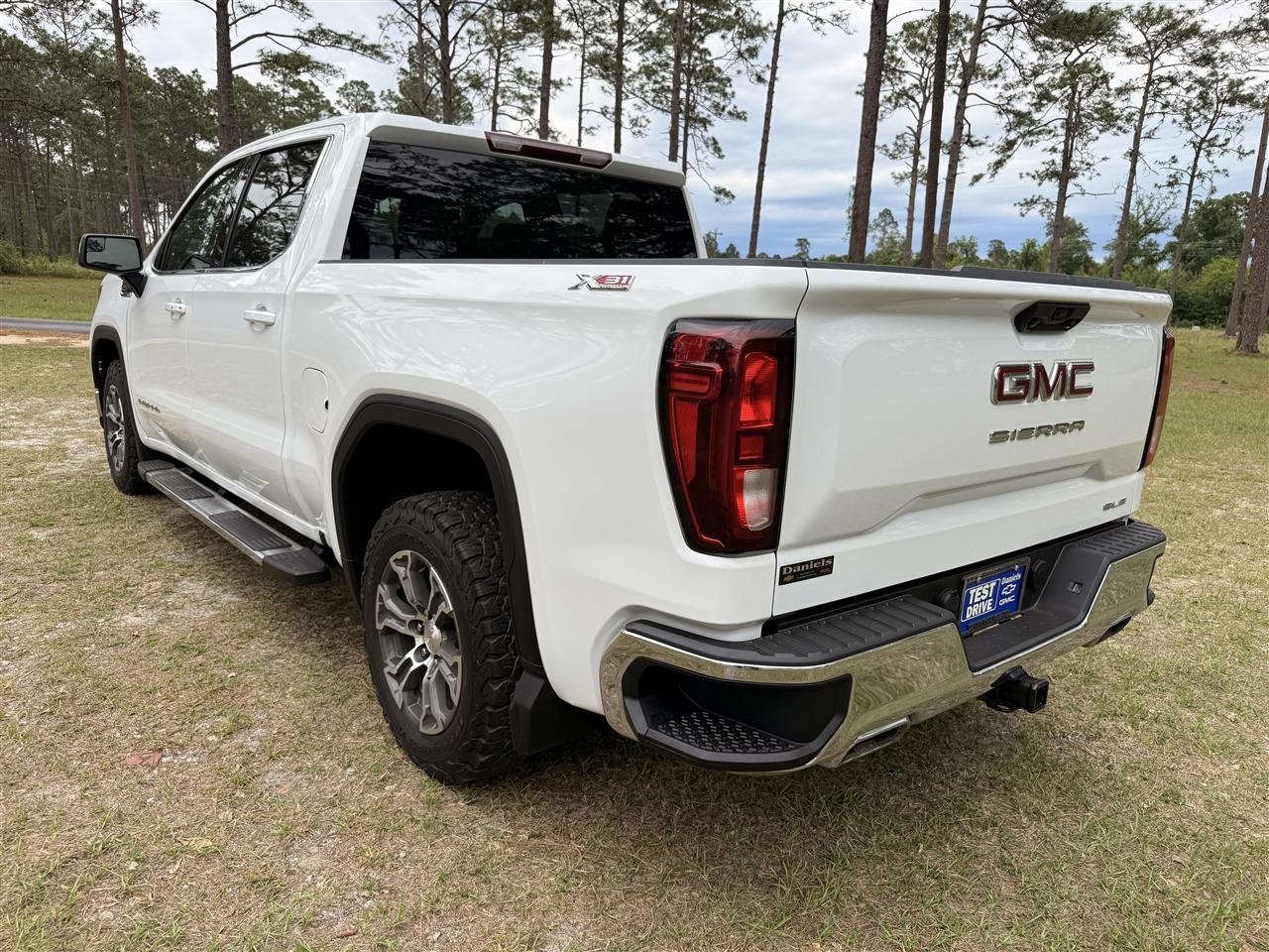 GMC Sierra 1500 4WD Crew Cab 147" SLE 2023