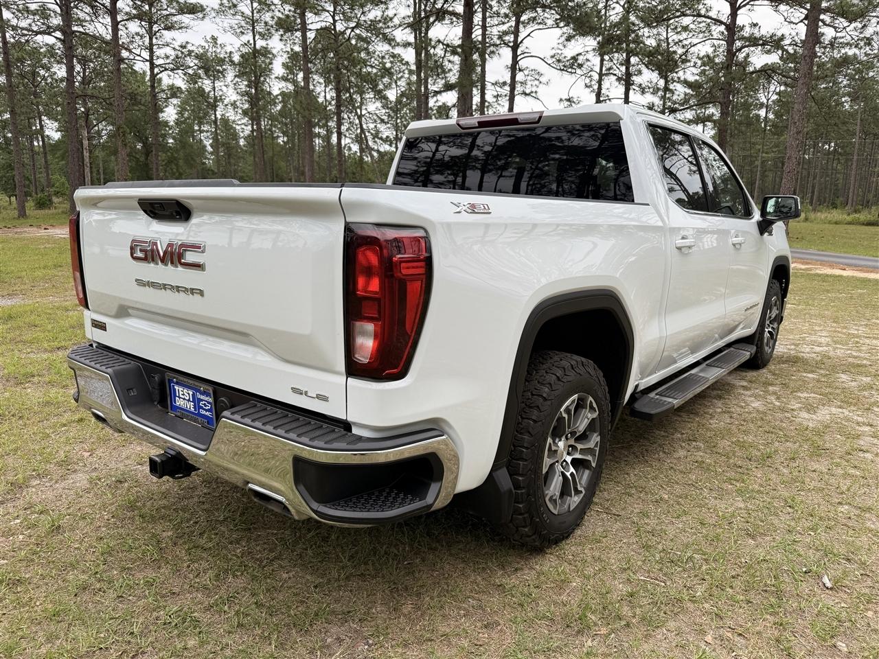GMC Sierra 1500 4WD Crew Cab 147" SLE 2023