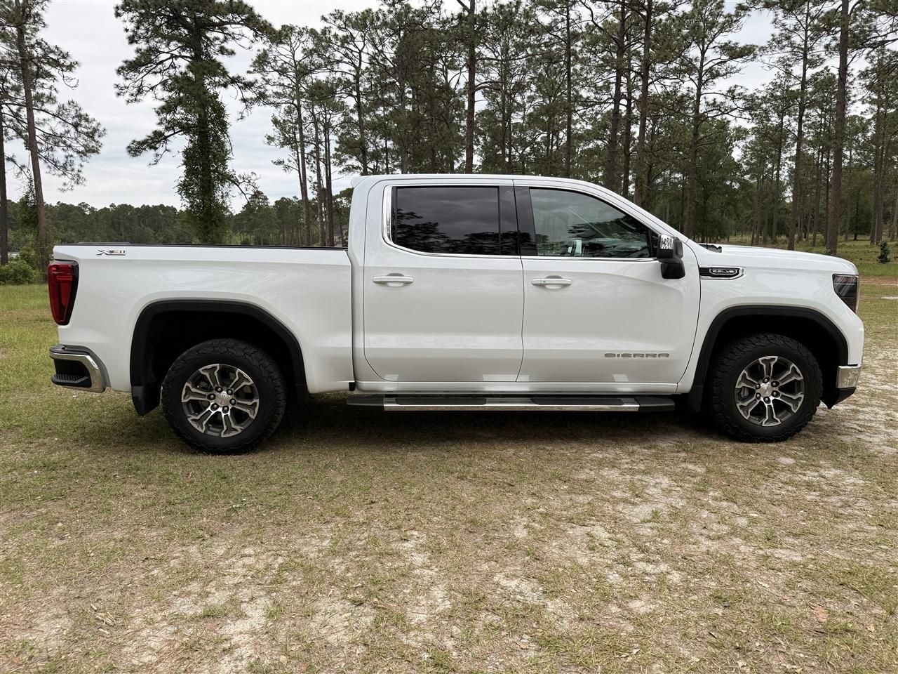 GMC Sierra 1500 4WD Crew Cab 147" SLE 2023