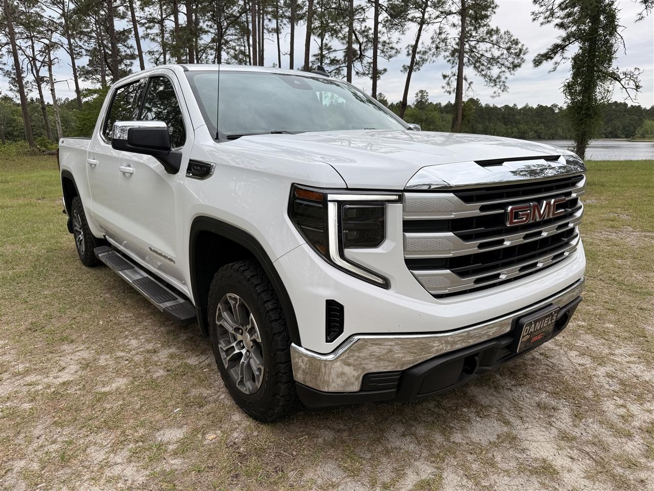 GMC Sierra 1500 4WD Crew Cab 147" SLE 2023