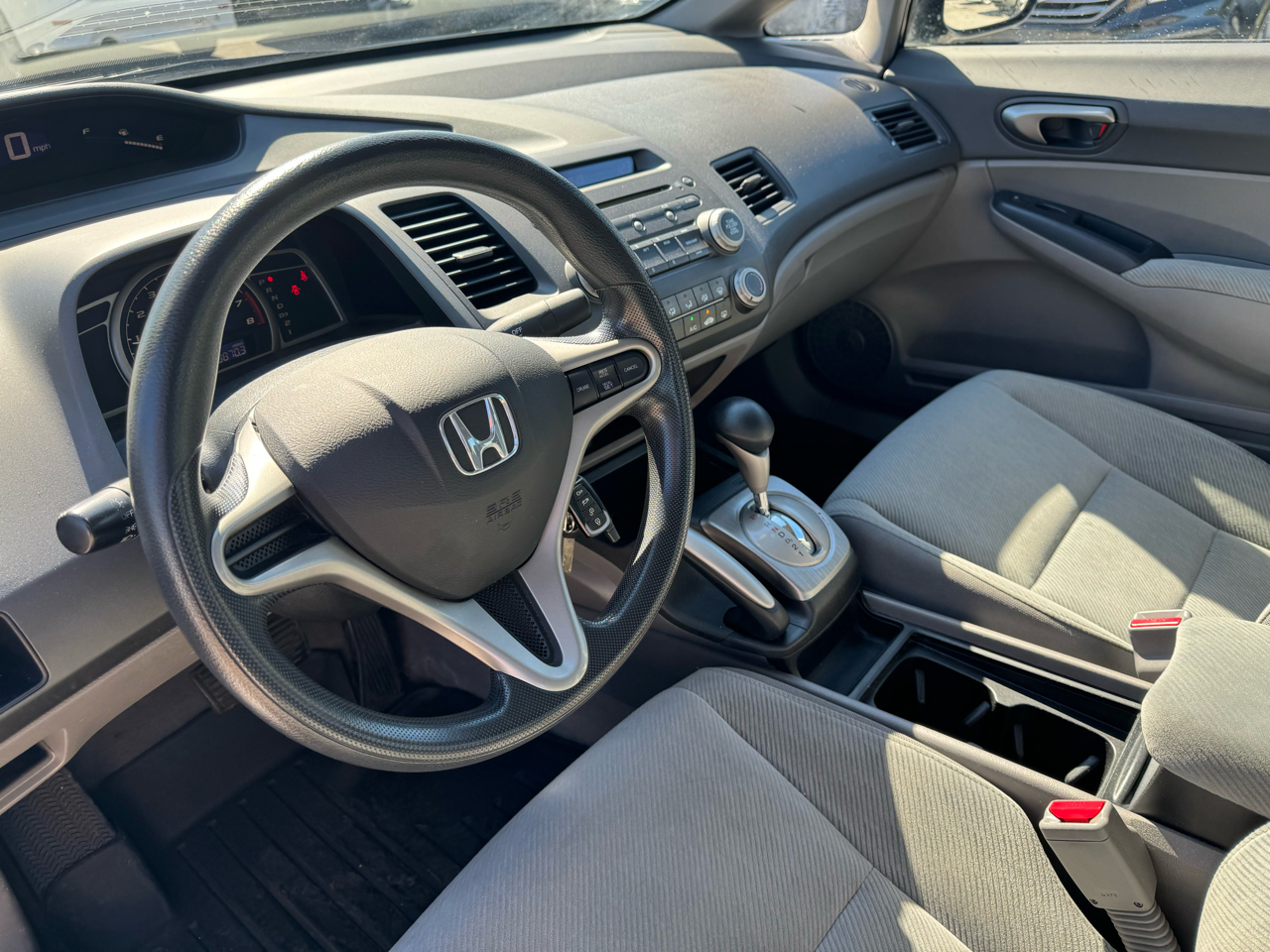 Honda Civic LX Sedan 5-Speed AT 2011 Honda Civic LX Sedan 5-Speed AT 2011