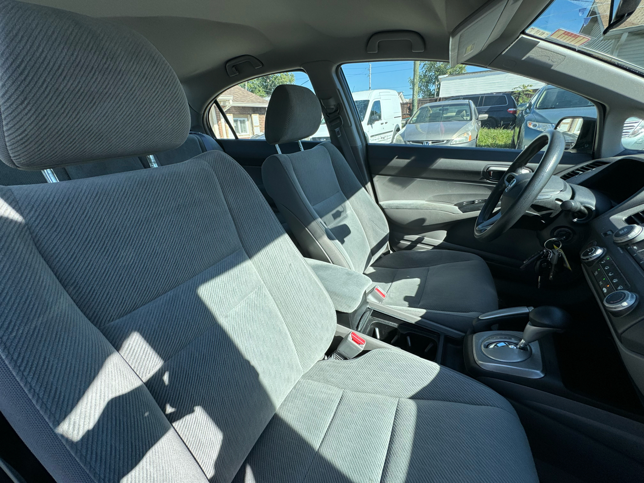 Honda Civic LX Sedan 5-Speed AT 2011 Honda Civic LX Sedan 5-Speed AT 2011