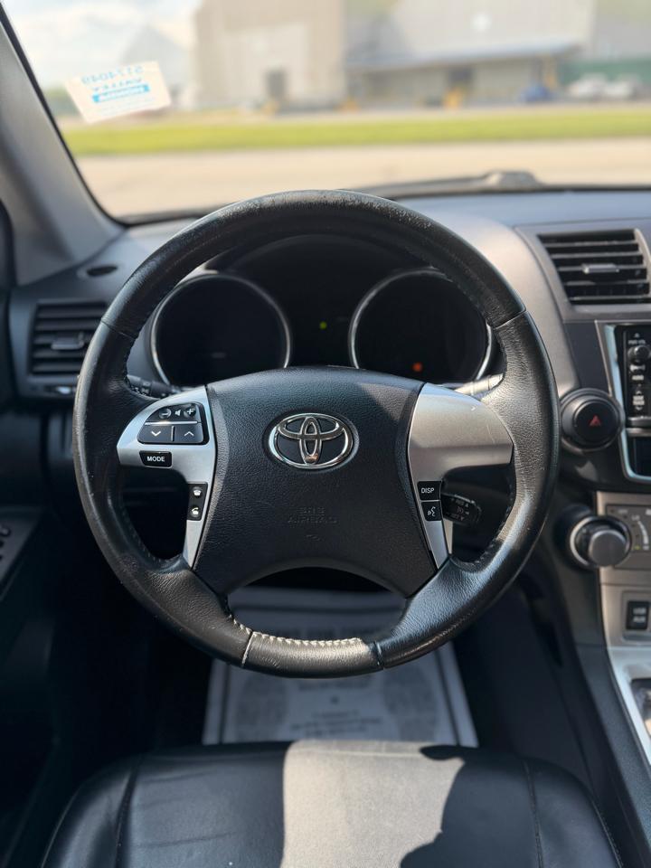 Toyota Highlander Base 4WD 2013