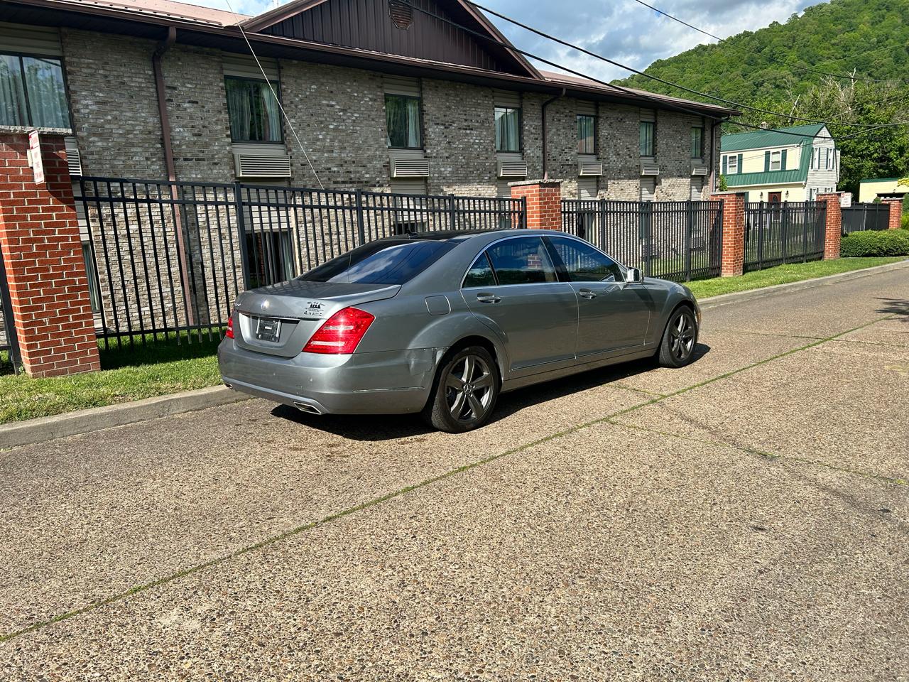 Mercedes-Benz S-Class S550 4-MATIC 2010