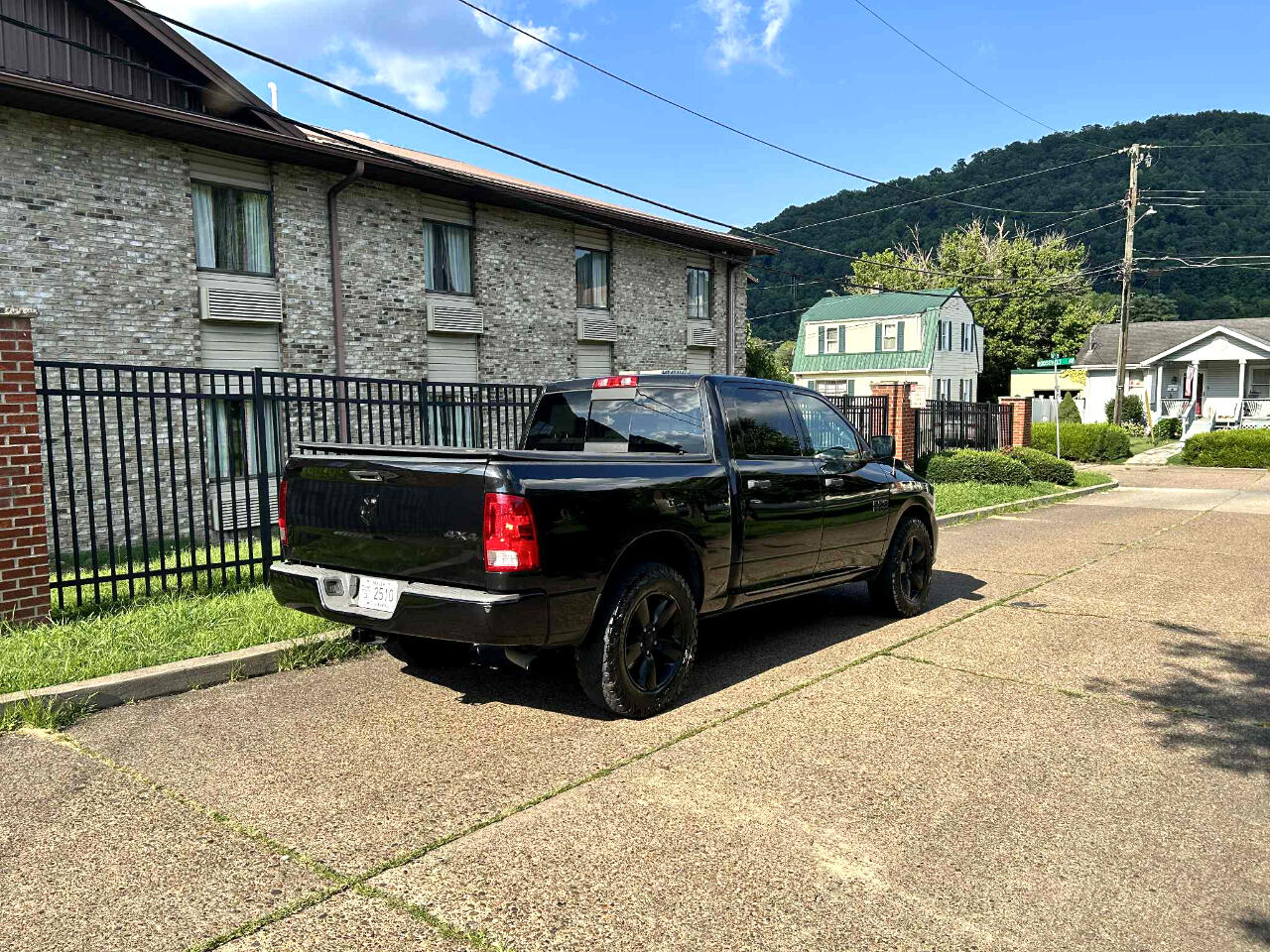RAM 1500 Tradesman Crew Cab SWB 4WD 2016 RAM 1500 Tradesman Crew Cab SWB 4WD 2016