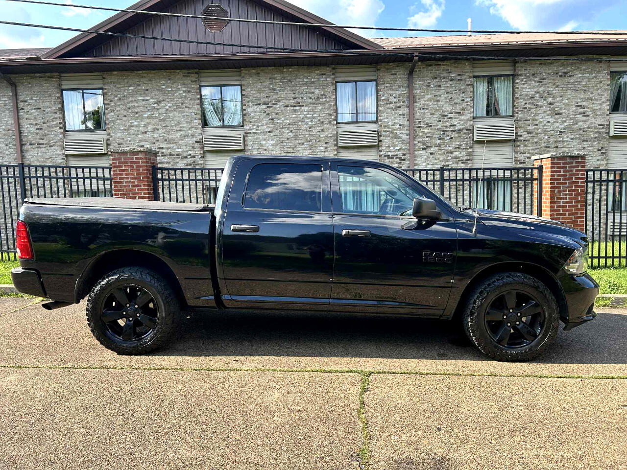 RAM 1500 Tradesman Crew Cab SWB 4WD 2016 RAM 1500 Tradesman Crew Cab SWB 4WD 2016