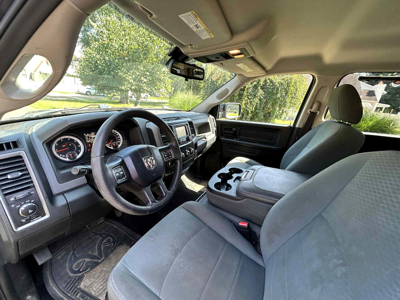 RAM 1500 Tradesman Crew Cab SWB 4WD 2016 RAM 1500 Tradesman Crew Cab SWB 4WD 2016