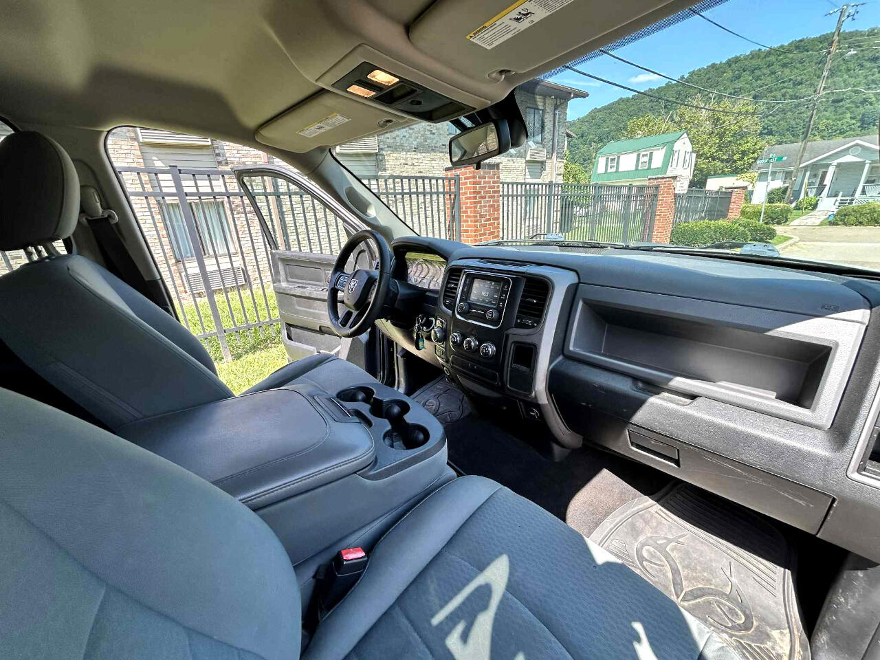 RAM 1500 Tradesman Crew Cab SWB 4WD 2016 RAM 1500 Tradesman Crew Cab SWB 4WD 2016