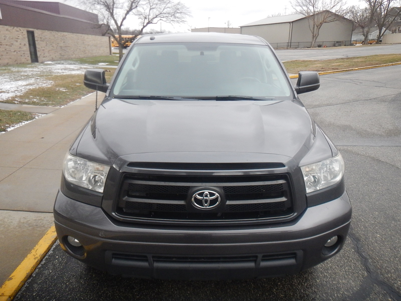Toyota Tundra Tundra-Grade CrewMax 5.7L 4WD 2011