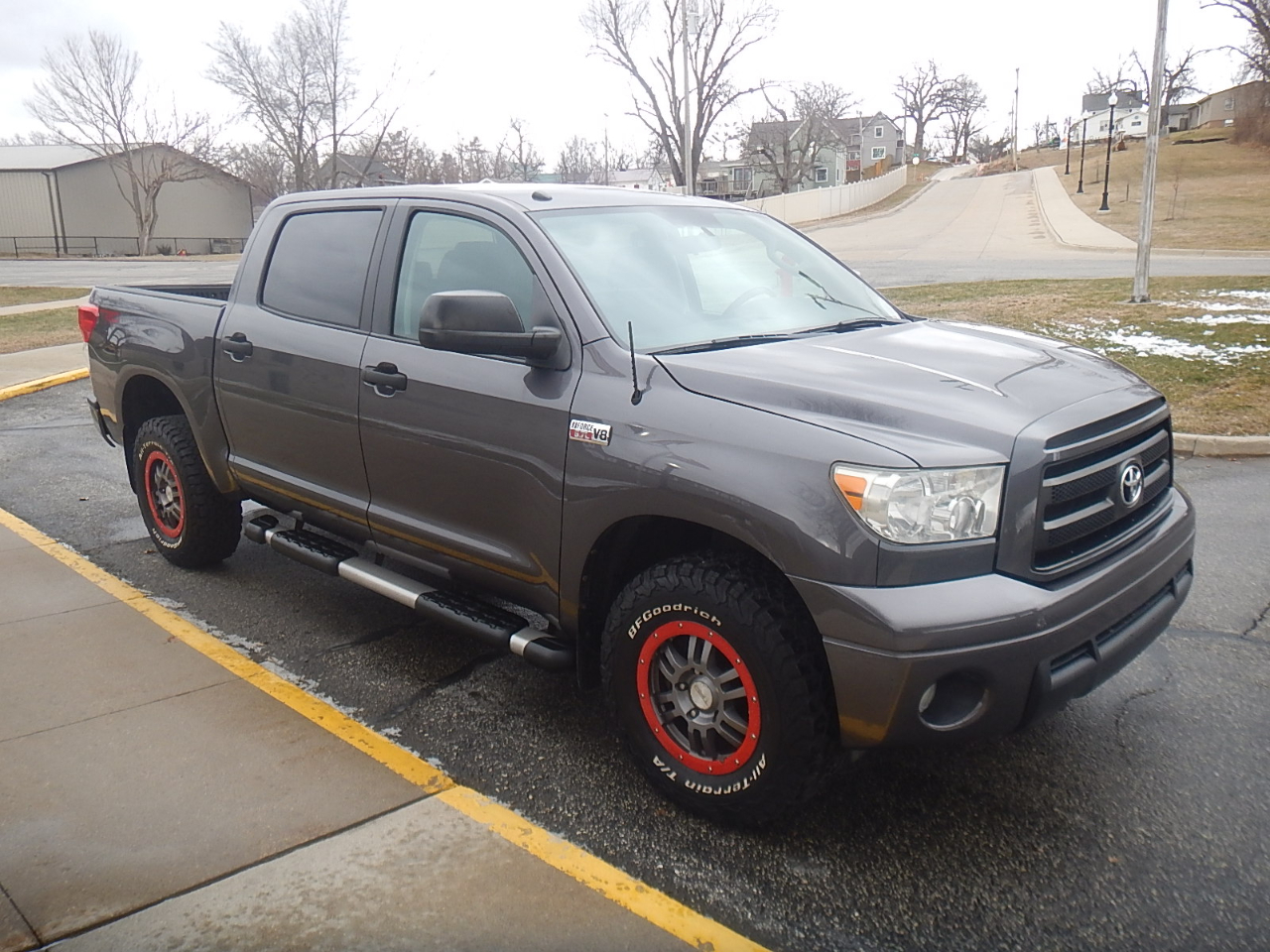 Toyota Tundra Tundra-Grade CrewMax 5.7L 4WD 2011