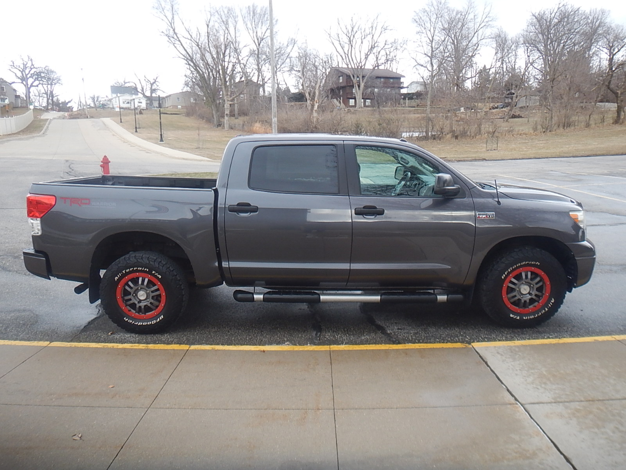 Toyota Tundra Tundra-Grade CrewMax 5.7L 4WD 2011