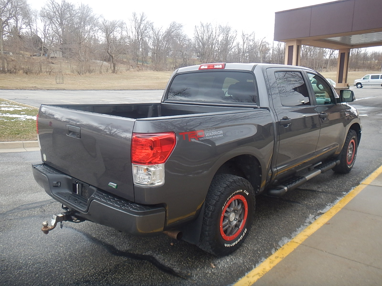 Toyota Tundra Tundra-Grade CrewMax 5.7L 4WD 2011