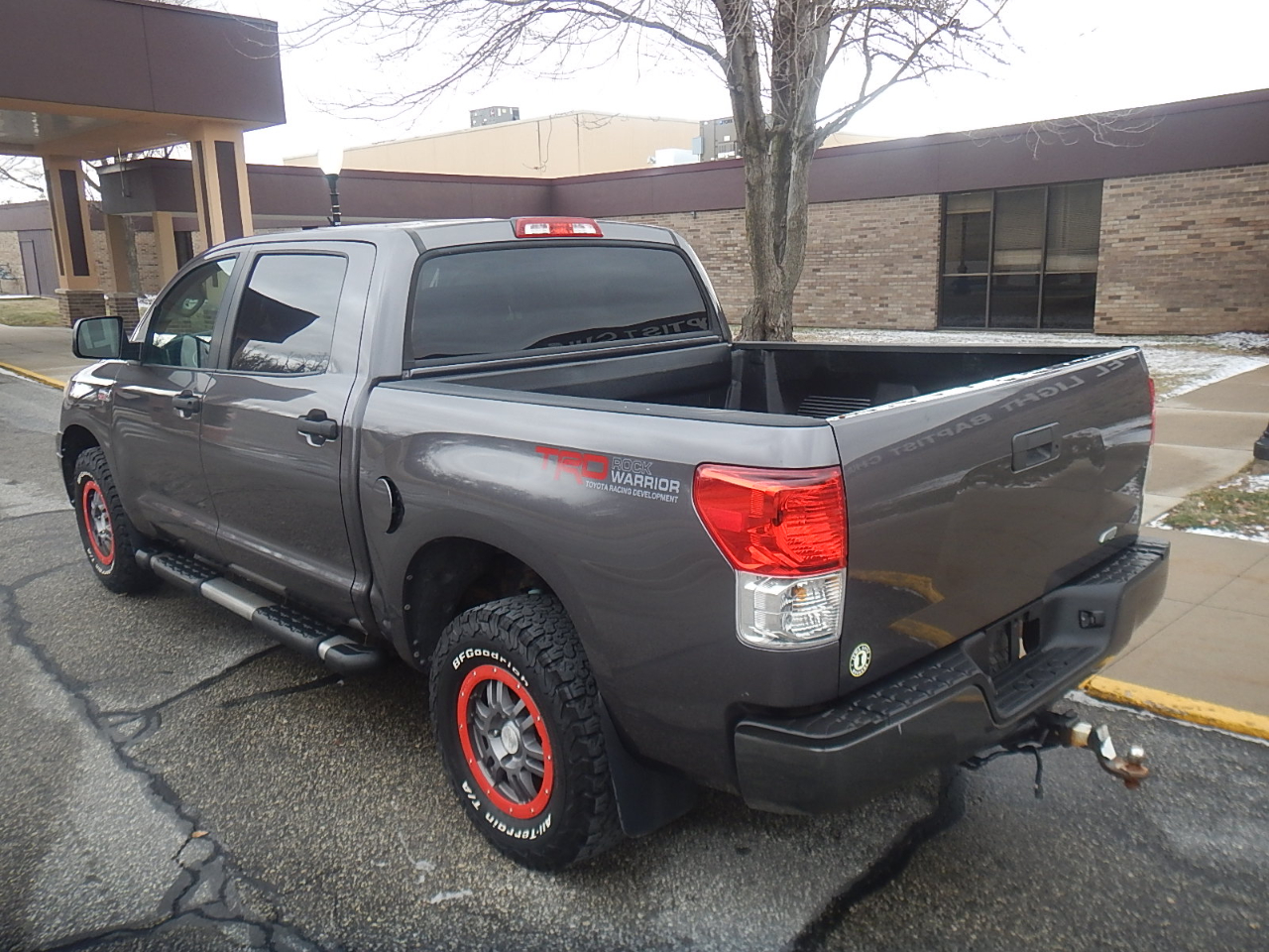 Toyota Tundra Tundra-Grade CrewMax 5.7L 4WD 2011